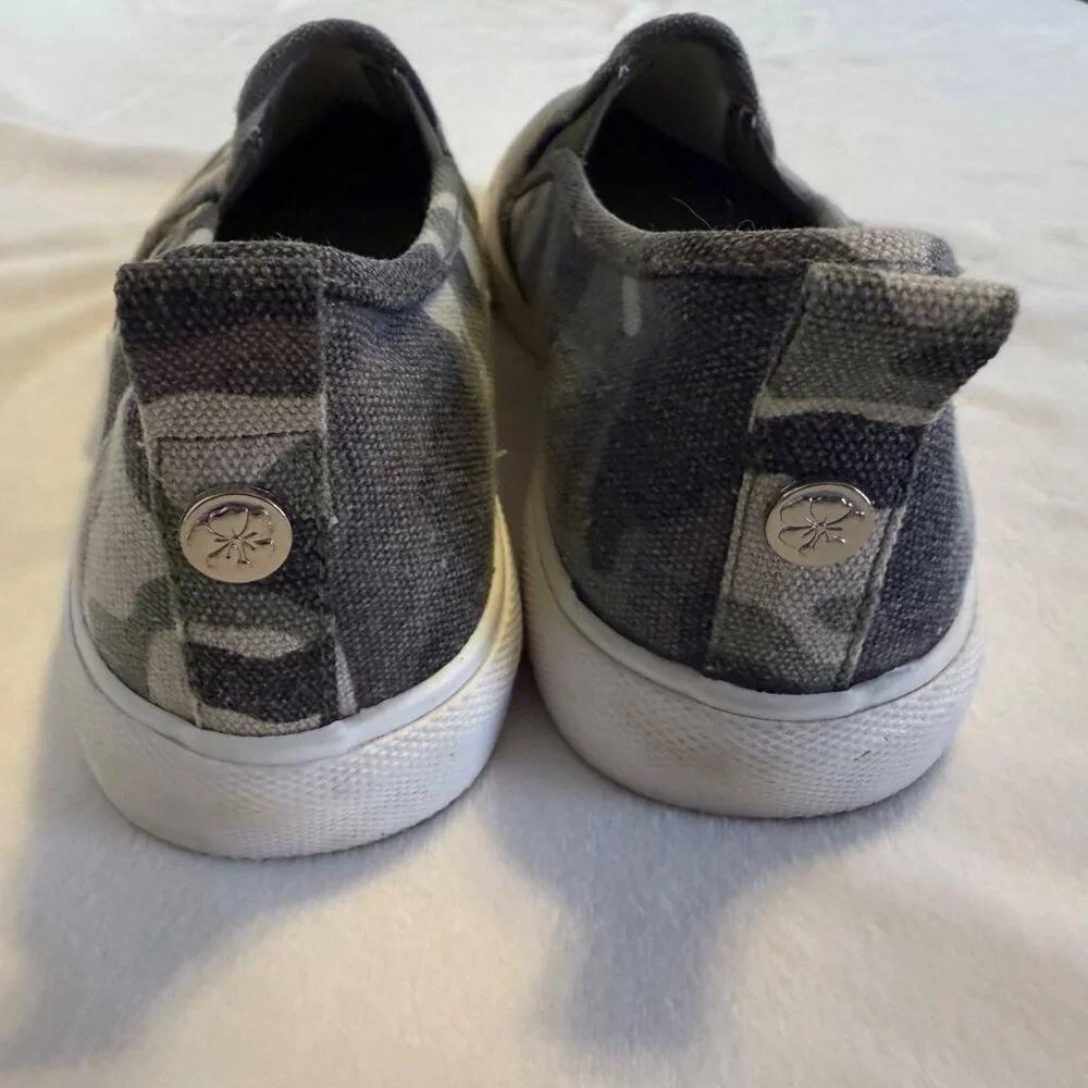 SIZE 7 Tommy Bahama Green Camo Slip On Sneakers - Picture 5 of 10